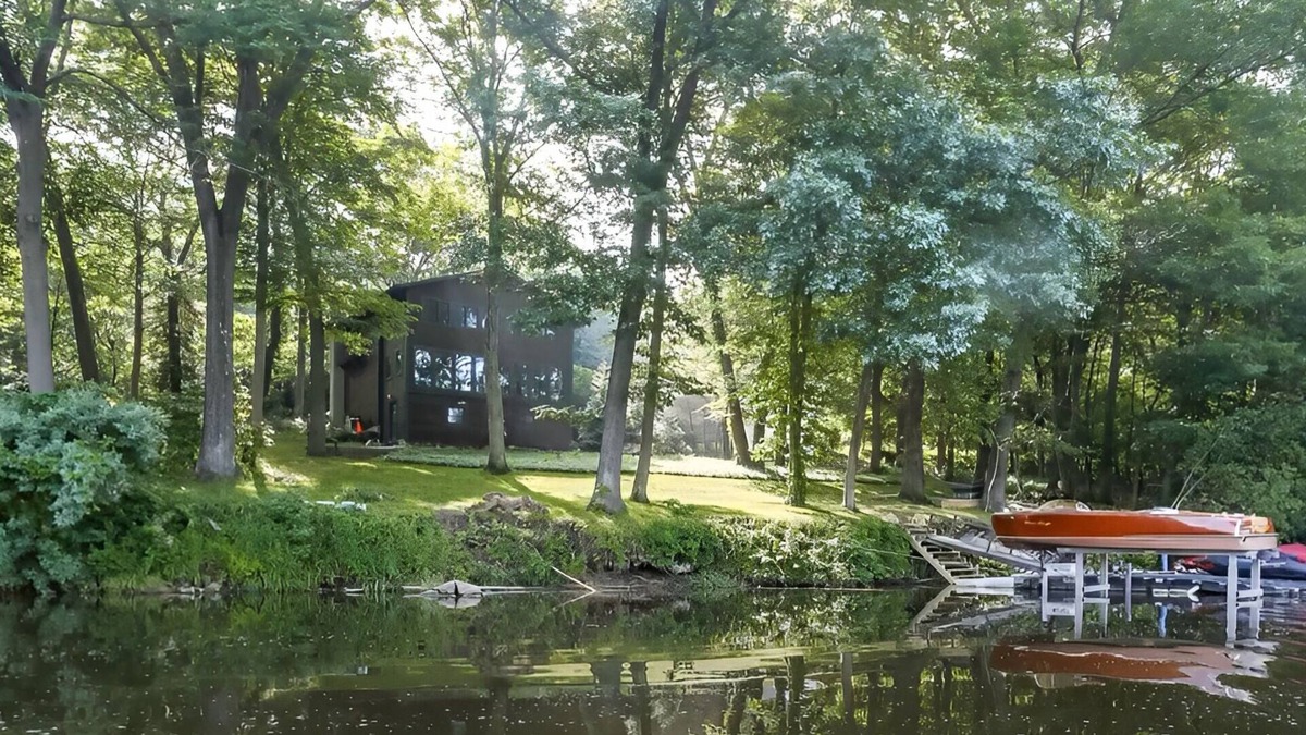 New Milford House | Enjoy a getaway on the scenic Housatonic River/Lake Lilinonah in New Milford, CT