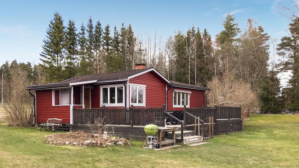 Norrtalje House | Enjoy a glass of champagne in the bubbling whirlpool in the greenery near the lake