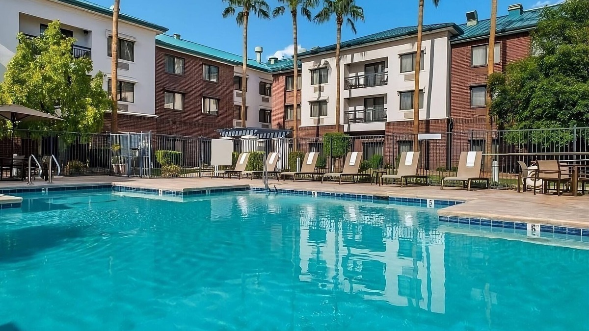 Tempe Hotel | Enjoy a Hassle-Free and Suiting Stay! Pets are Allowed, Outdoor Swimming Pool!