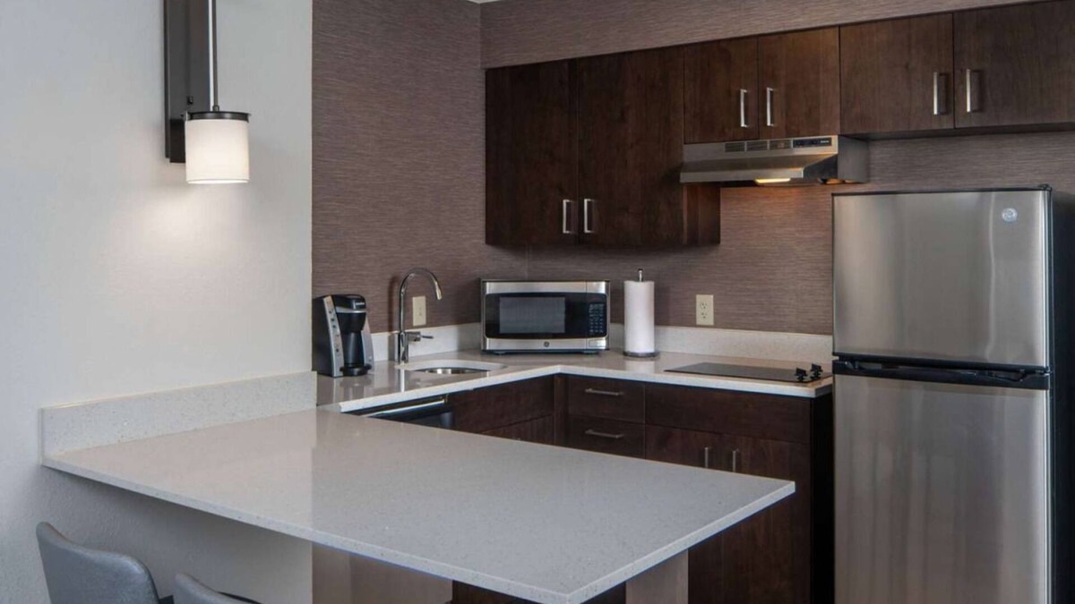 Fairfax Apartment | Enjoy a Hassle-Free and Suiting Stay! Pets Allowed, Free Breakfast!