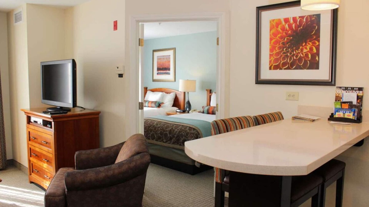 Vancouver Hotel | Enjoy a Hassle-Free Stay! Close to Orchards Park West, w/Free Breakfast, Pool!