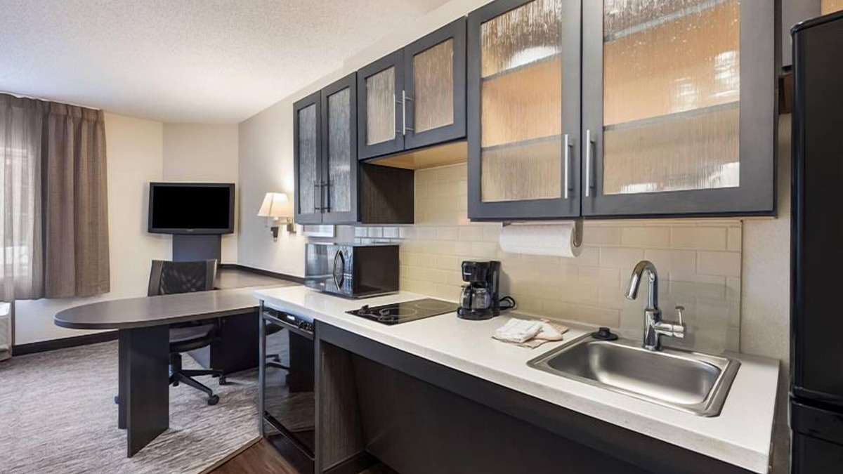 Waukegan Resort | Enjoy a Hassle-Free Stay, Parking, Kitchen, Pet-Friendly Property