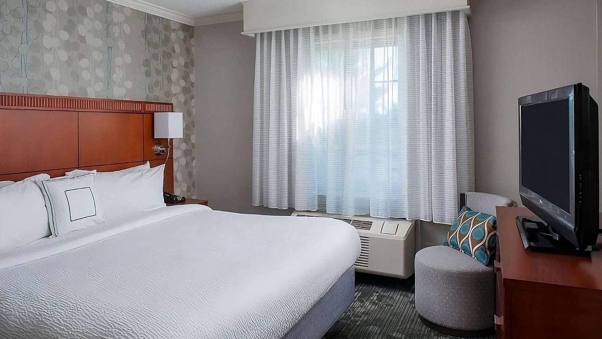 South Lowell Hotel | Enjoy a Hassle-Free Stay! Pet-Friendly, Close to Merrimack Repertory Theatre