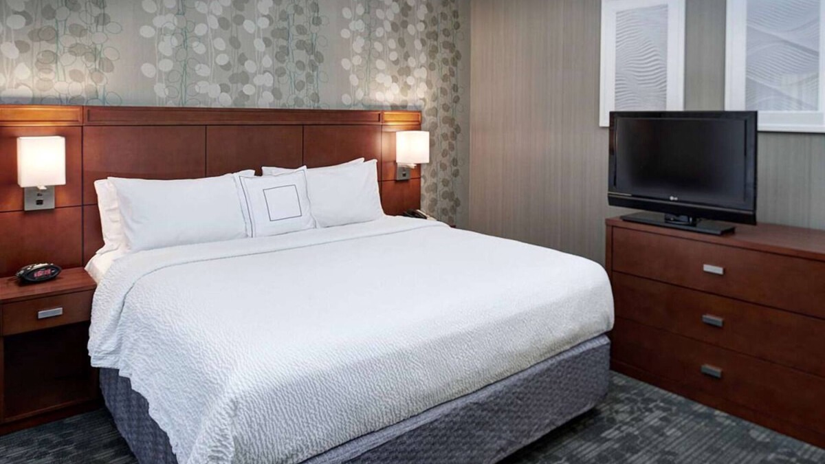 Brookfield Apartment | Enjoy a Hassle-Free and Suiting Stay! 4 Relaxing Units, Pool, Pets Allowed!