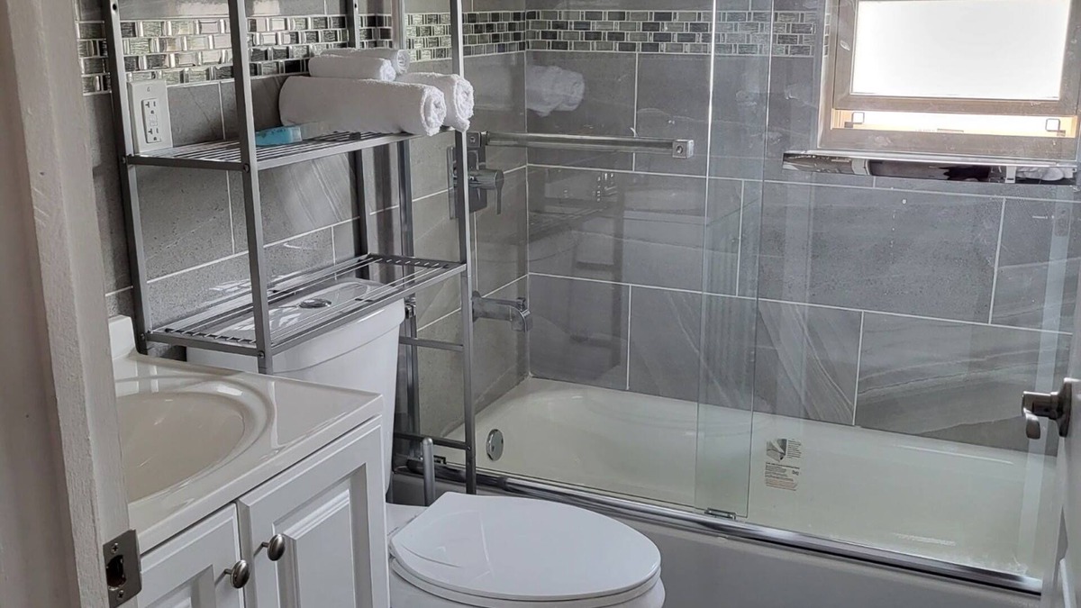 South Jamaica Apartment | Enjoy a home away from home. In Jamaica Queens.A/C and Heat