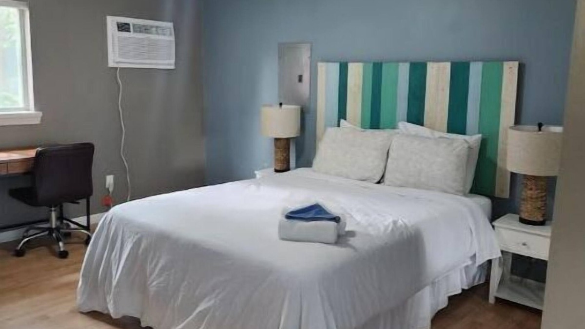 Spring Grove Cabin | Enjoy a Lakefront Getaway @ The Lake-Heim by Chain-O-Lakes
