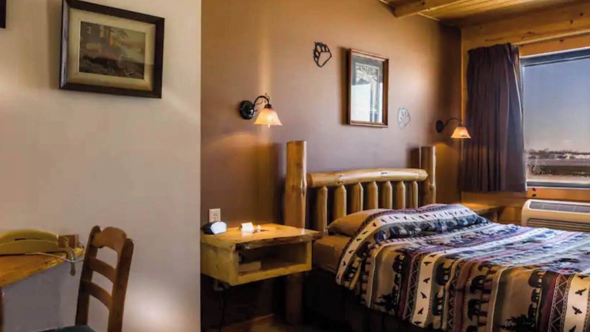 Rice Lake Cabin | Enjoy a lakeview sunset in Room 6 No Pet-The Bear's Den- Curriers Lakeview Lodge