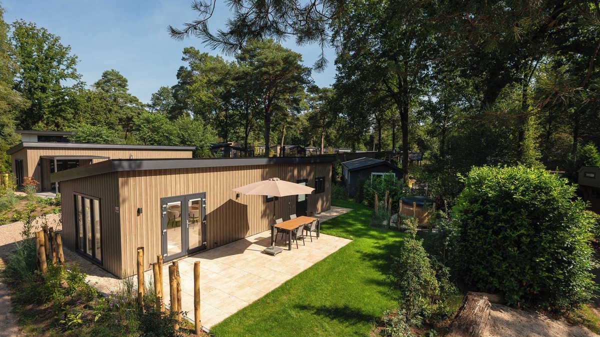 Lieren House | Enjoy a luxurious holiday home for 4 people in the wooded surroundings of the Veluwe, complete with modern amenities and air conditioning for optimal comfort. Additionally, you can fully unwind in the delightful private hot tub, perfect for relaxing