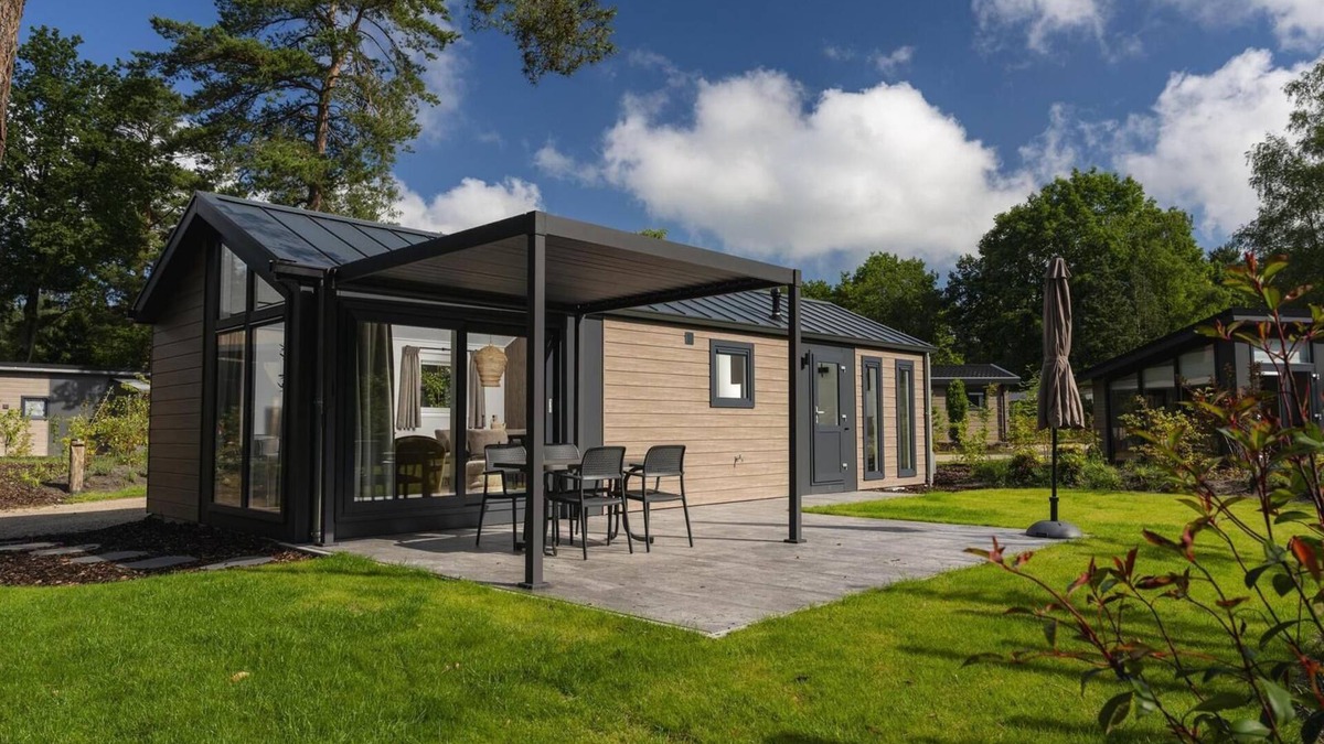 Lieren House | Enjoy a luxurious holiday home for 4 people in the wooded nature of the Veluwe, complete with modern amenities, air conditioning, and a stylish pergola for optimal comfort. Additionally, unwind in the private hot tub, perfect for relaxing after a day