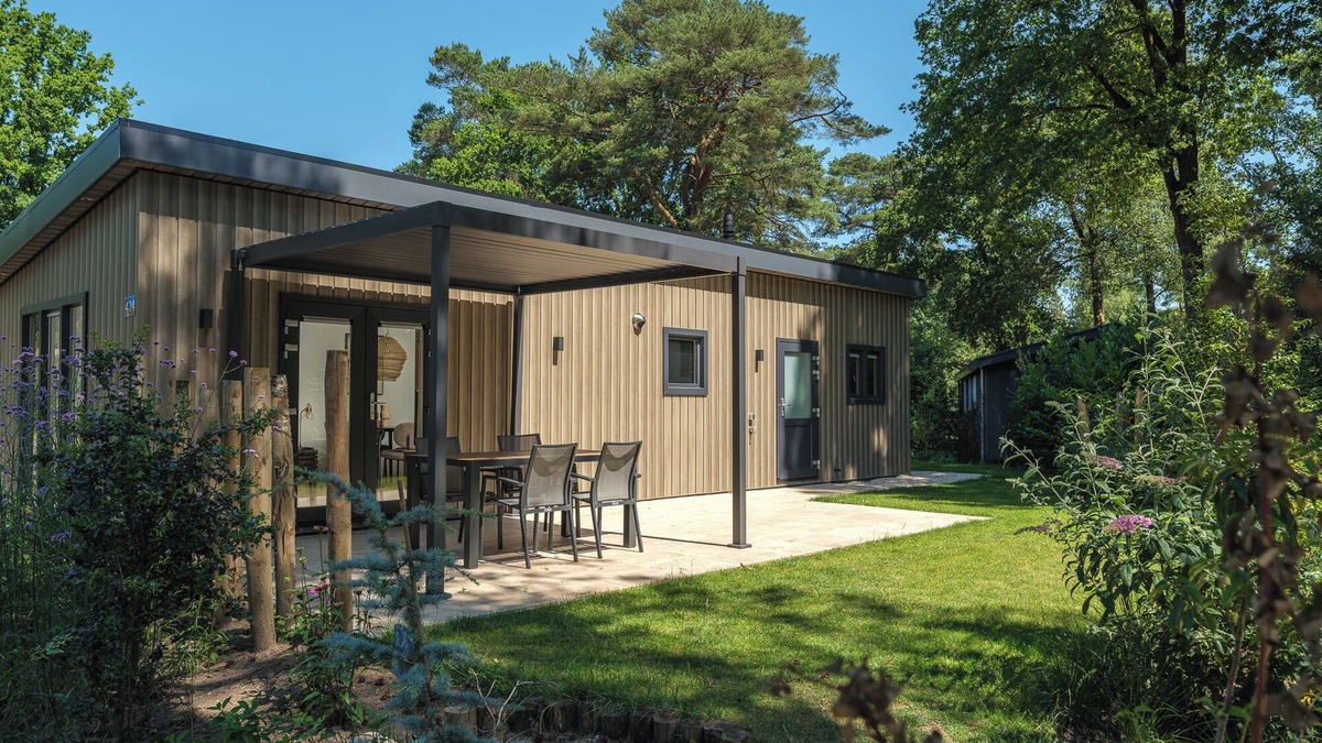 Lieren House | Enjoy a luxury holiday home for 4 people in the wooded nature of the Veluwe, featuring modern amenities, air conditioning, and a stylish pergola for optimal comfort.