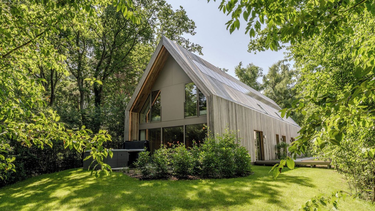 Zolder House | Enjoy a luxury vacation in the Lodge with Jacuzzi, accommodating 8 guests, set in a serene forest edge location.