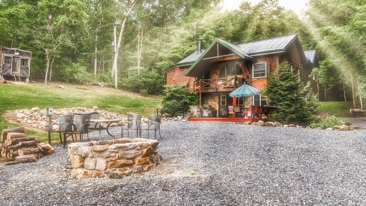 Shenandoah Cabin | Enjoy a nature retreat in this secluded 4 bedroom lodge in Shenandoah,Virginia.