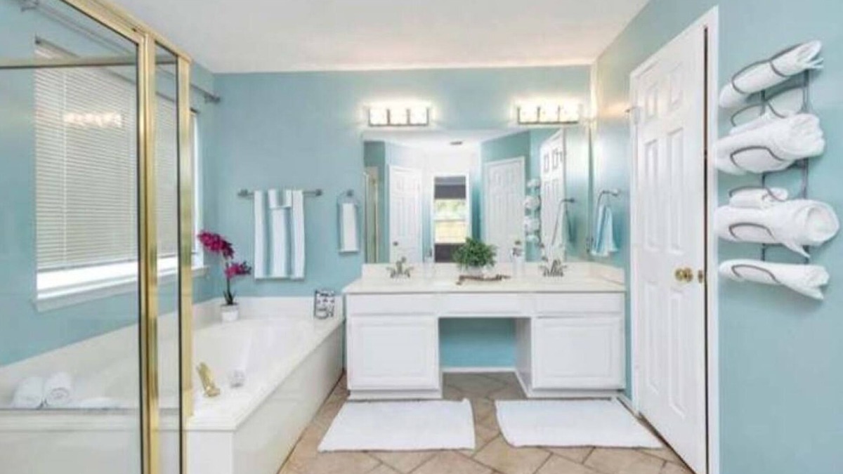 Fort Worth House | Enjoy a nice home with a beautiful garden.