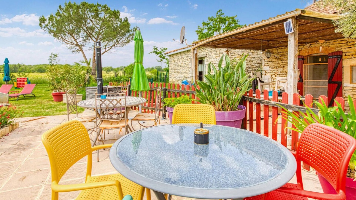 Septfonds House | Enjoy a relaxing and pleasant vacation in this tasteful and individual apartment.