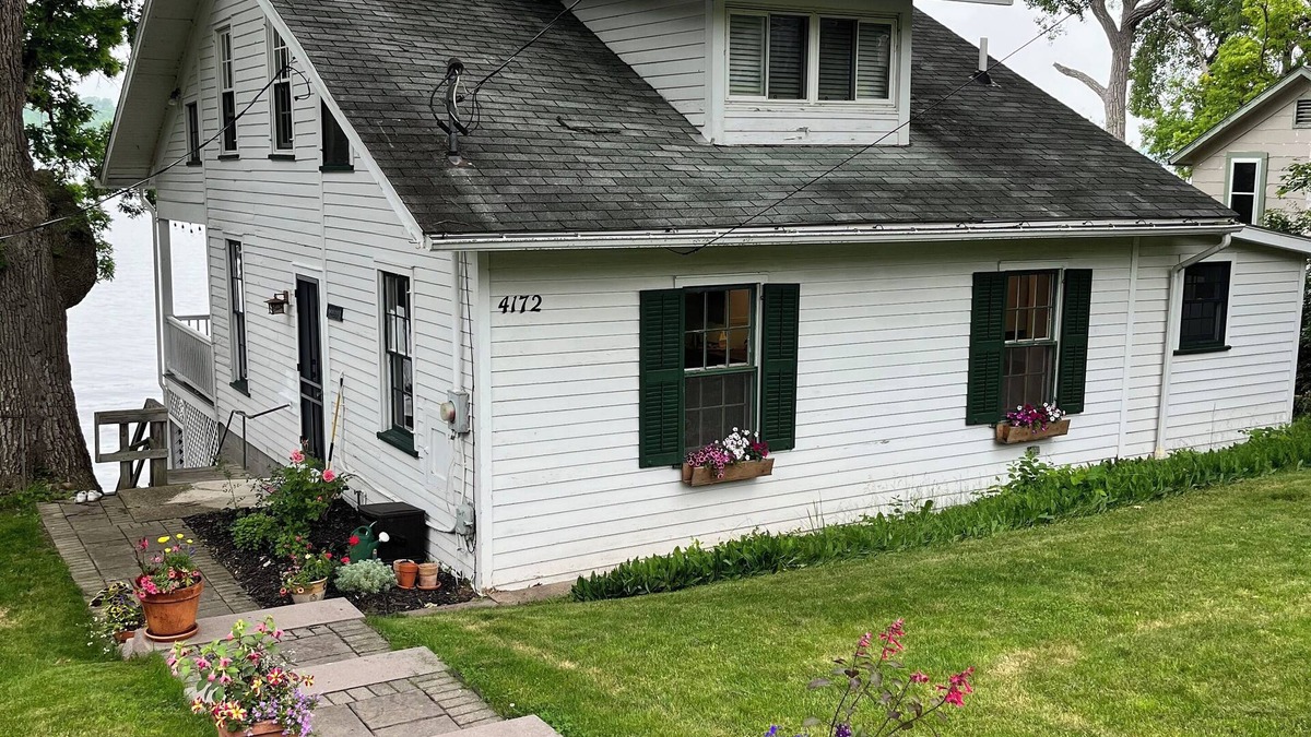 Livonia Cottage | Enjoy a relaxing getaway at Casa San Leone at beautiful Conesus Lake.