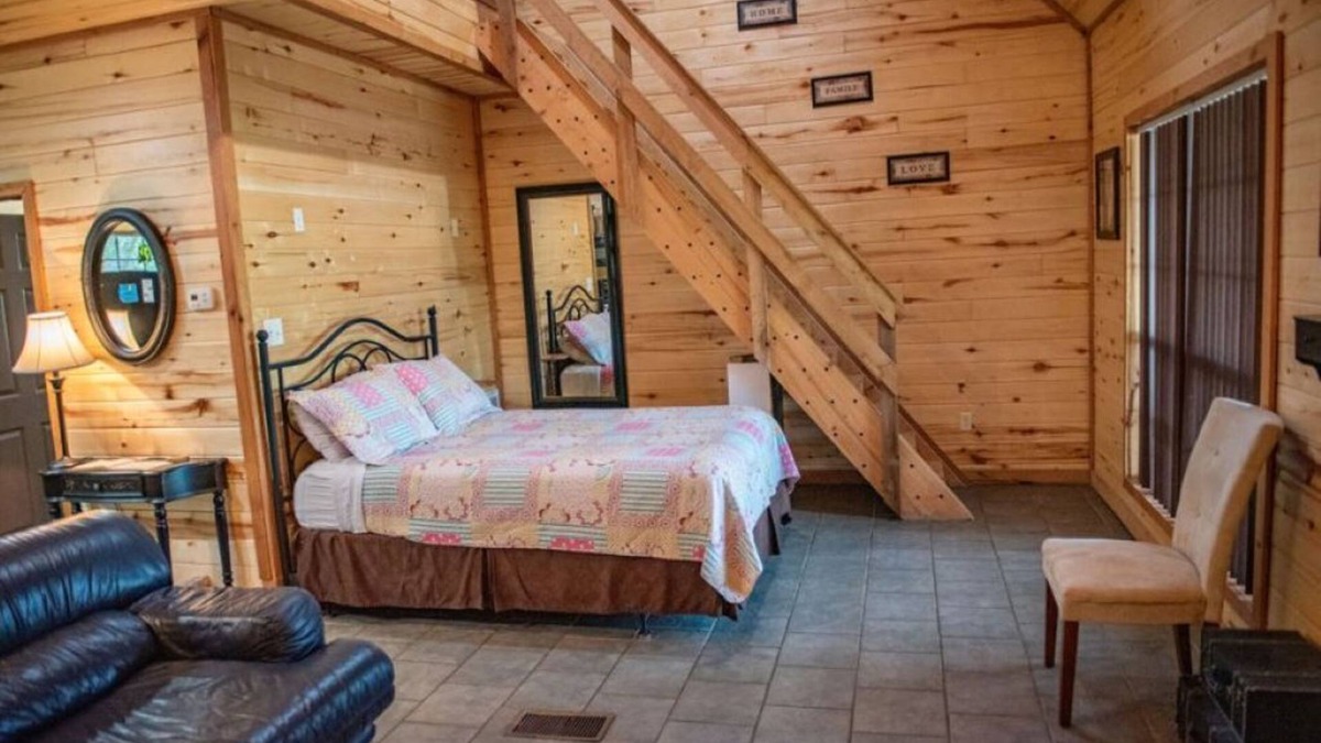 Lindale Cabin | Enjoy a Rustic Chic Cabin in East TX!
