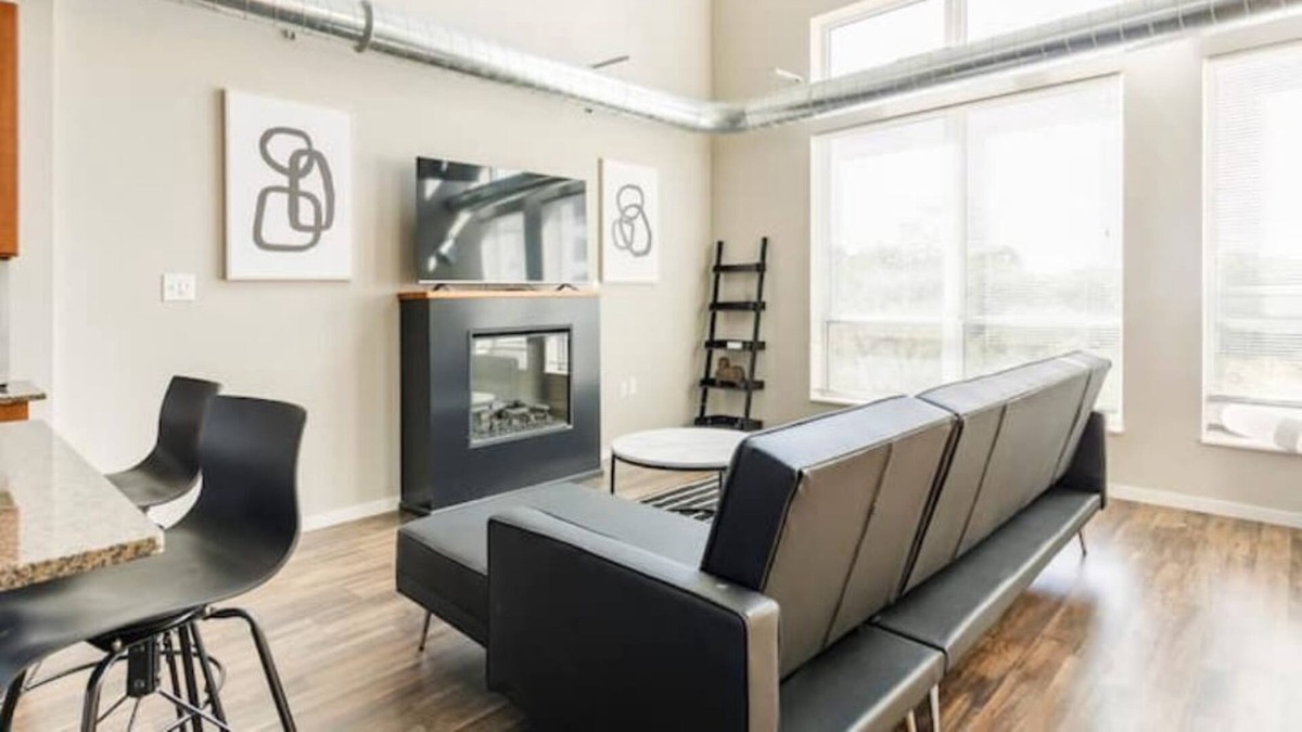 DeBaliviere Place Apartment | Enjoy a stylish experience at this centrally-located Penthouse style apartment