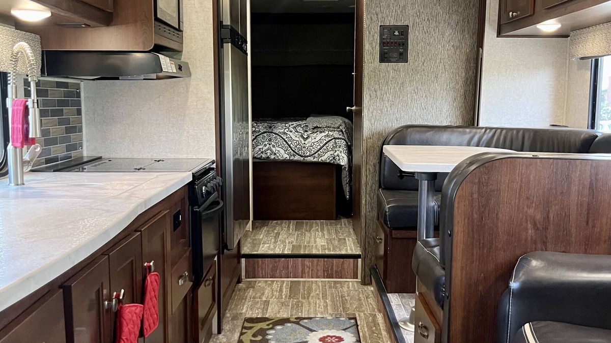 Tri-Cities House | Enjoy a Taste of Ultimate Freedom in this Clean, Comfy, Cozy 31’ RV!