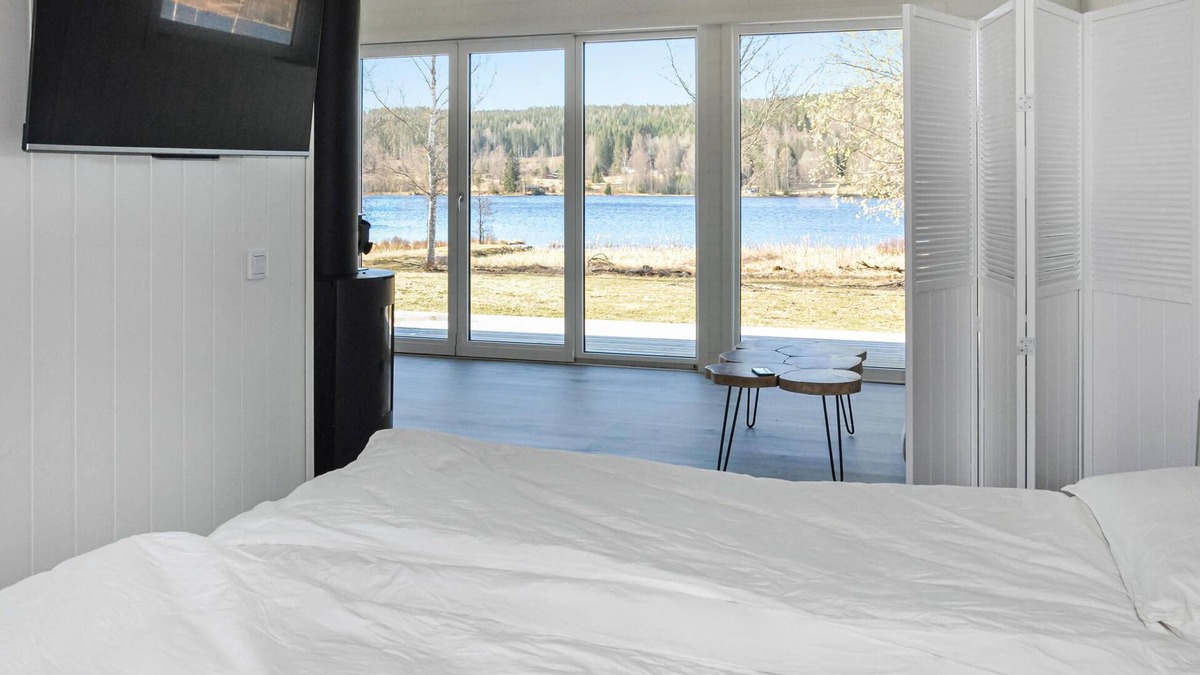 Eda Municipality Apartment | Enjoy a wonderful view of the lake on vacation in this modern vacation apartment.