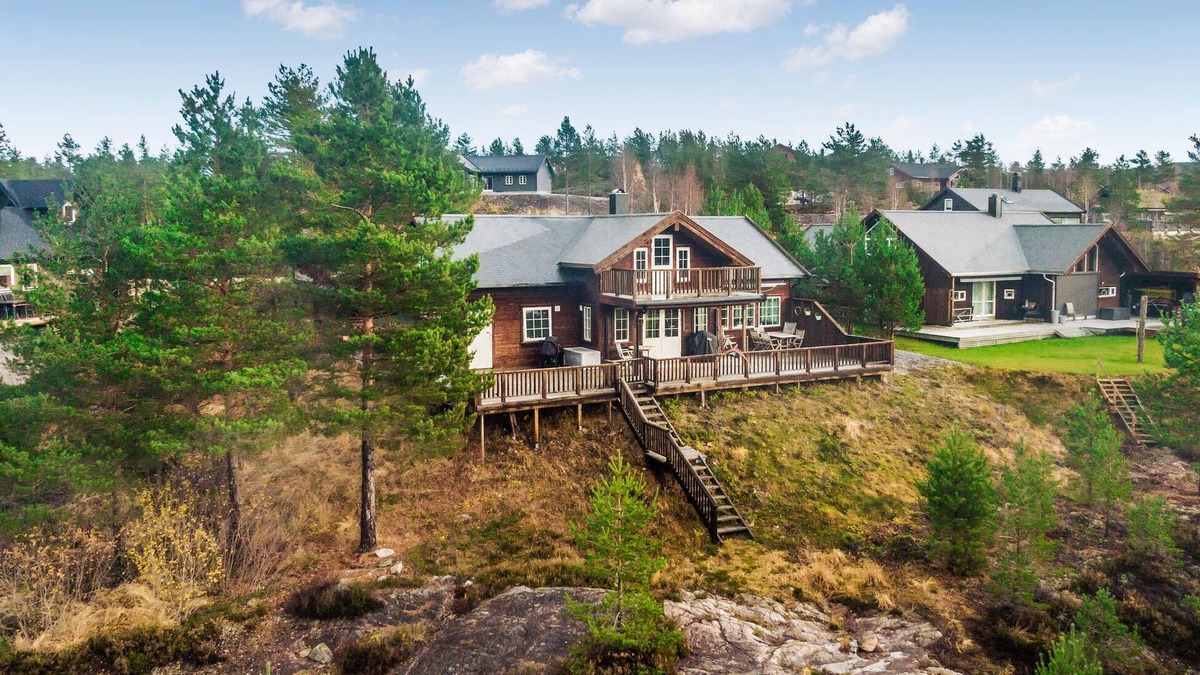 Vegusdal House | Enjoy a wonderful vacation close to nature in this inviting vacation home.