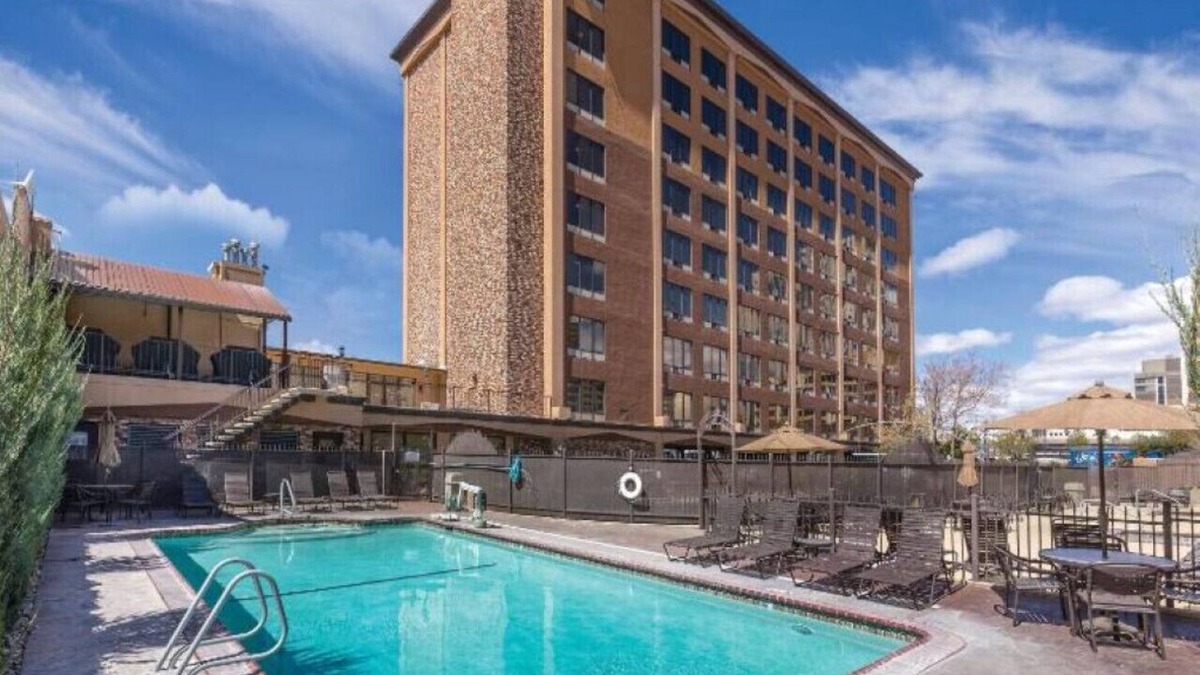 Downtown Reno Condo | Enjoy all Reno has to offer in this 2BD resort condo with outdoor pool/hot tub