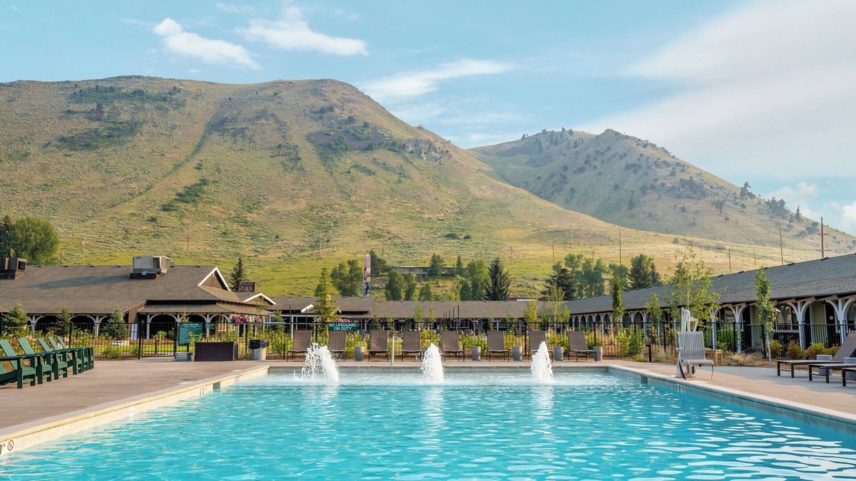Jackson Hotel | Enjoy All-Season Pool & Live Music at Retro Wyoming Lodge Near Jackson Hole