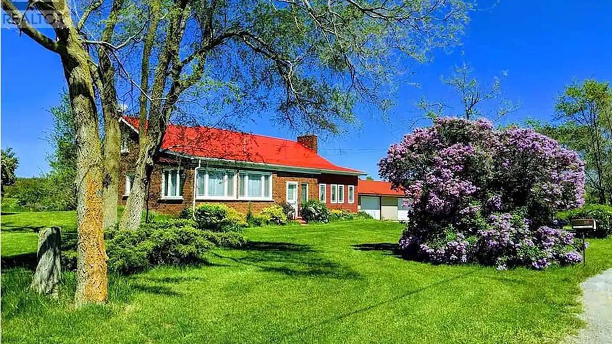 Prince Edward Cottage | Enjoy all that the County has to offer! nLocated close to all the things.