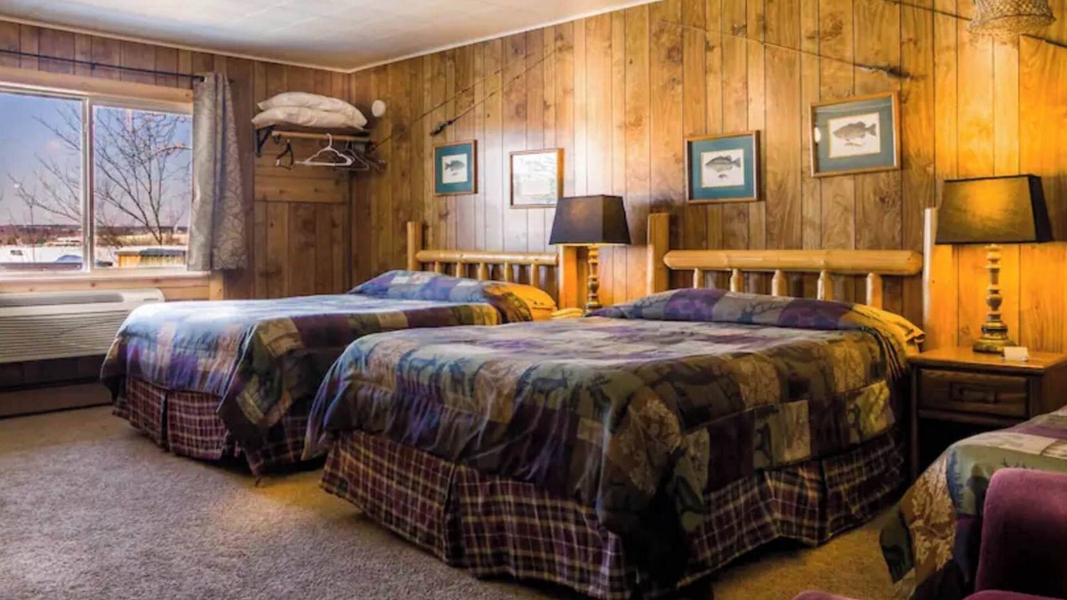 Rice Lake Cabin | Enjoy beautiful lake view sunsets from the balcony in Room 16 - Angler's Retreat - Curriers Lakeview