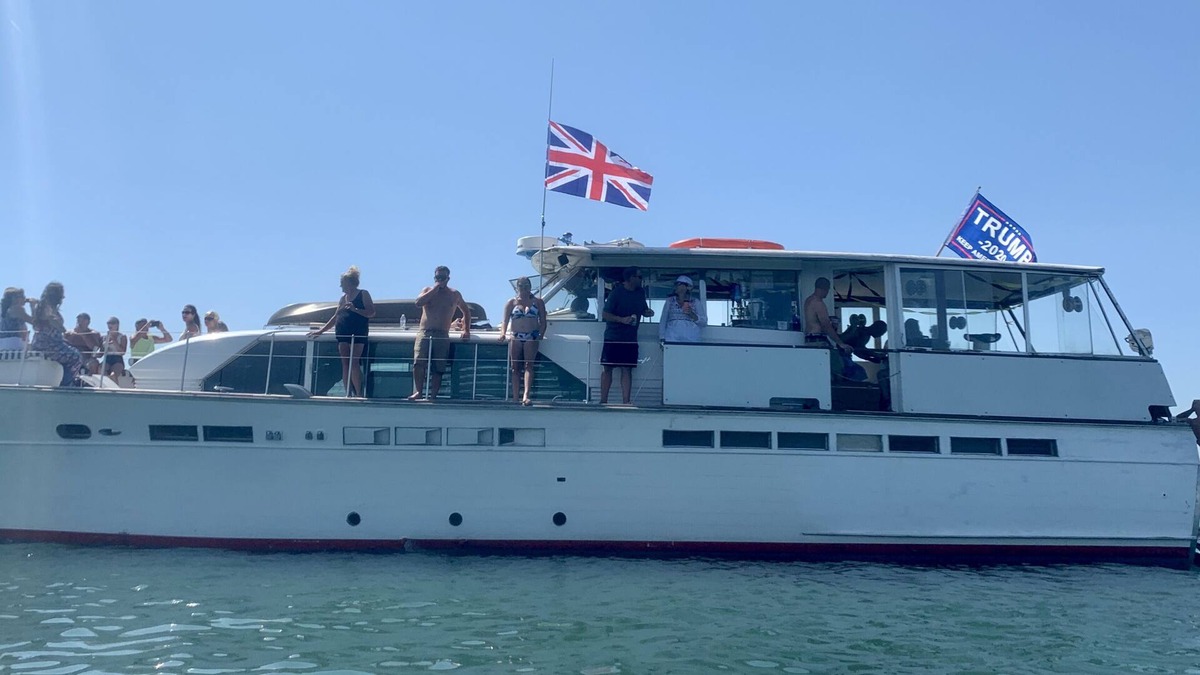 Harsens Island Boat Rental | Enjoy beautiful Harsens Island on your own private yacht.