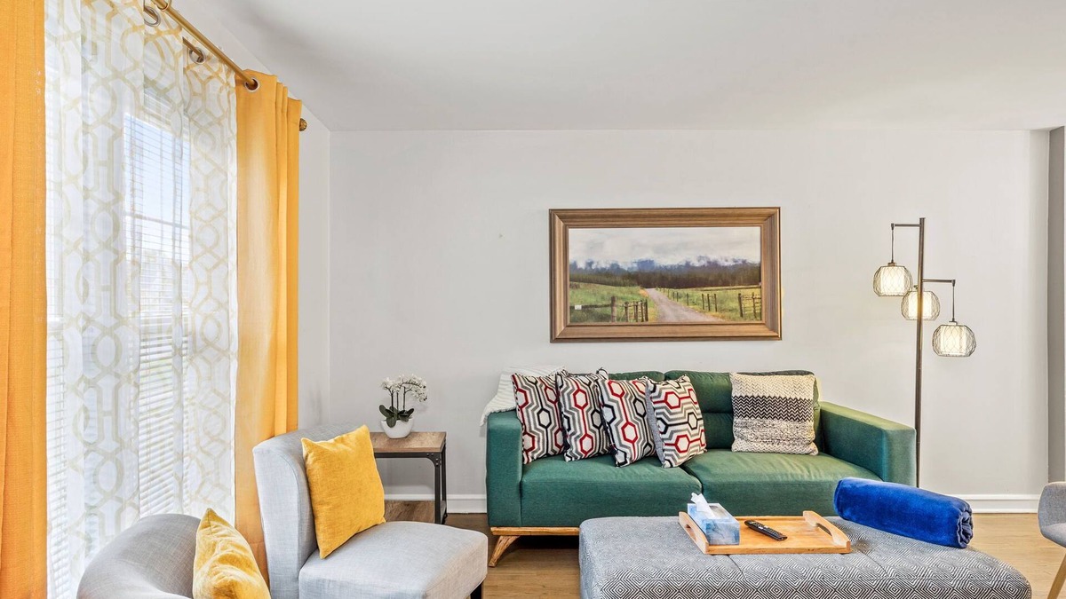 Belmont Cragin House | Enjoy Chicago/suburbs 2BR townhouse fully equipped