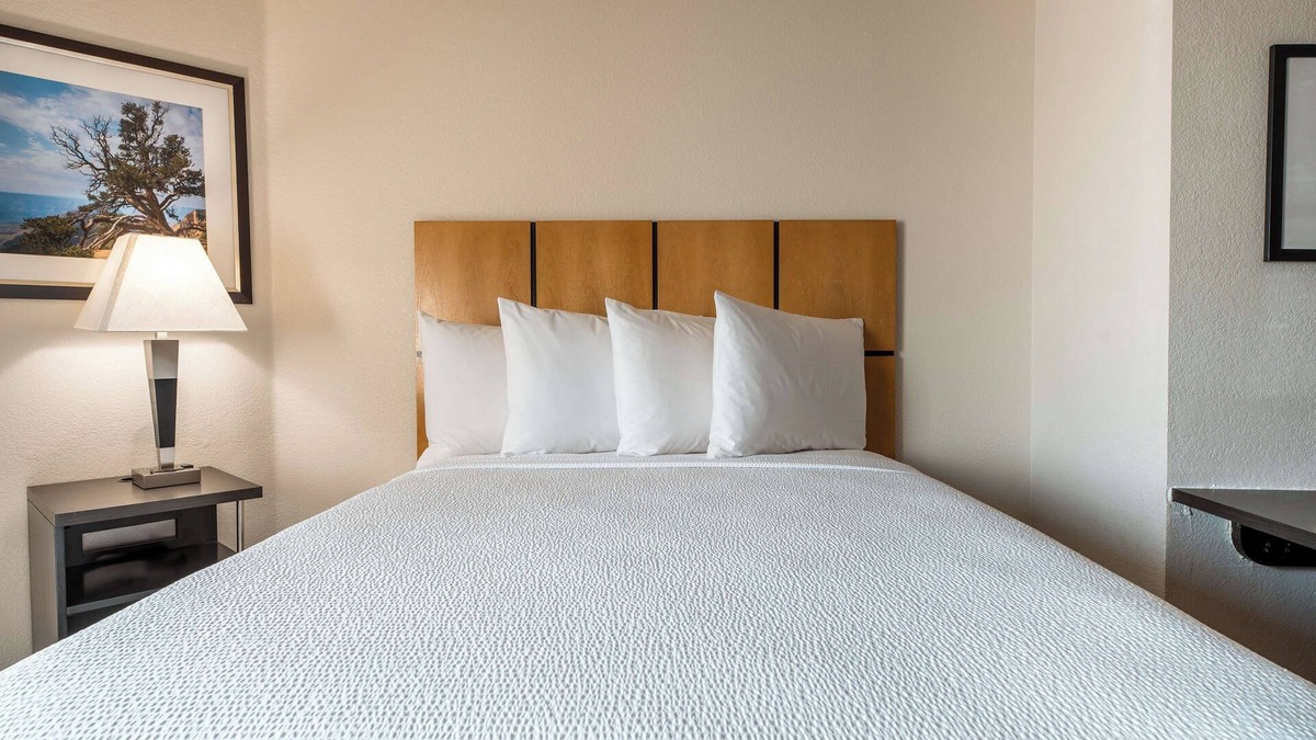 Fossil Creek Hotel | Enjoy Daily Coffee & Cozy Beds in 2 Thoughtful, Pet-Friendly Suites