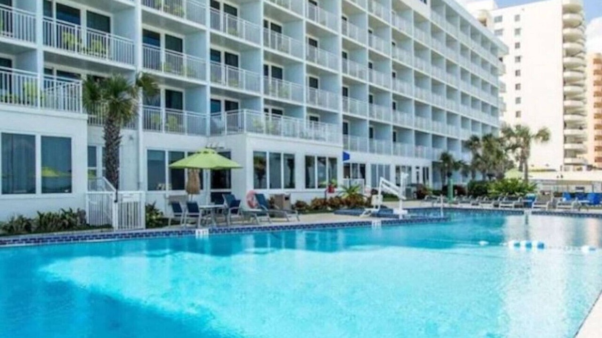 Daytona Beach Shores Apartment | Enjoy Daytona Beach in this 1BD resort condo with resort amenities