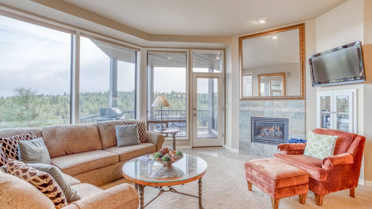 Century West Condo | Enjoy Deschutes River Views from Beautiful 1-Bedroom Mt. Bachelor Village Condo!