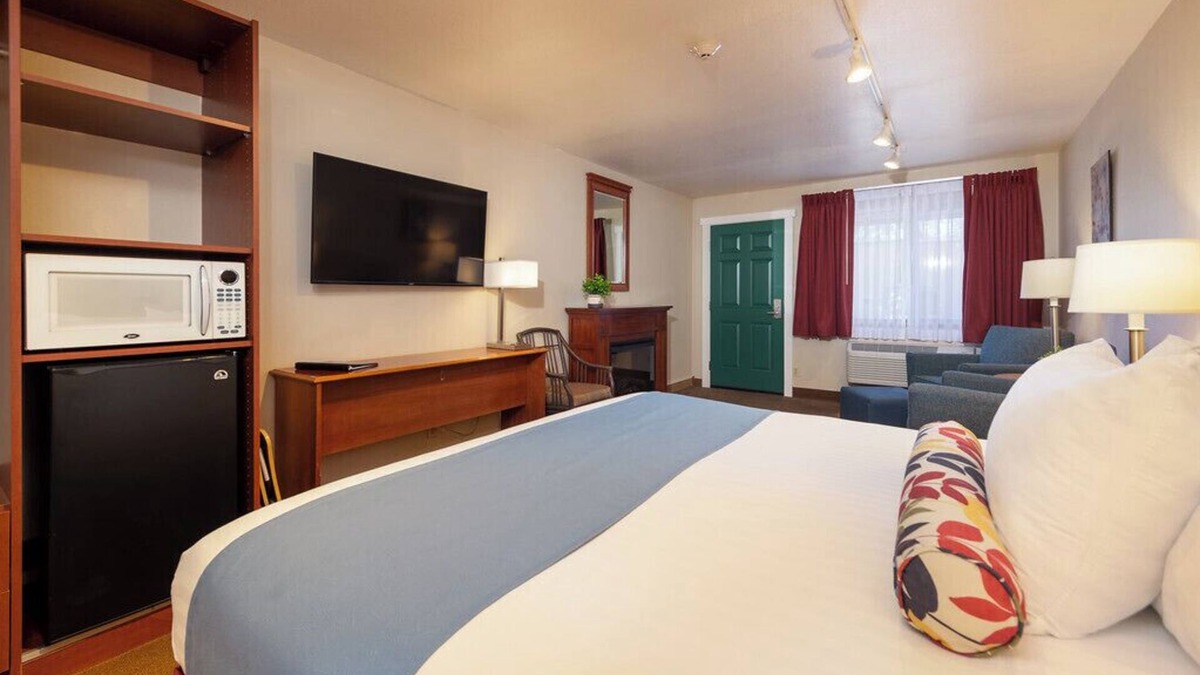 Leavenworth Hotel | Enjoy easy walking access to all Leavenworth has to offer after a relaxing night in our King room with a cozy fireplace.