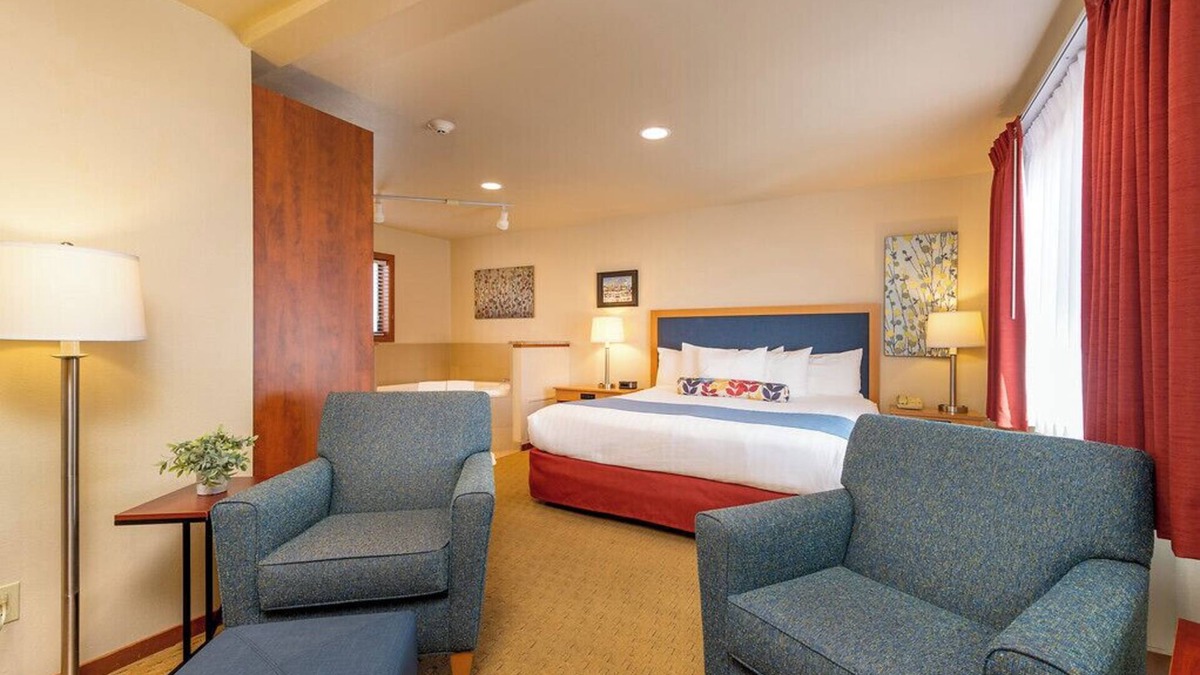 Leavenworth Hotel | Enjoy easy walking access to all Leavenworth has to offer after a relaxing night in our spacious King room with in-room jacuzzi tub and cozy fireplace.
