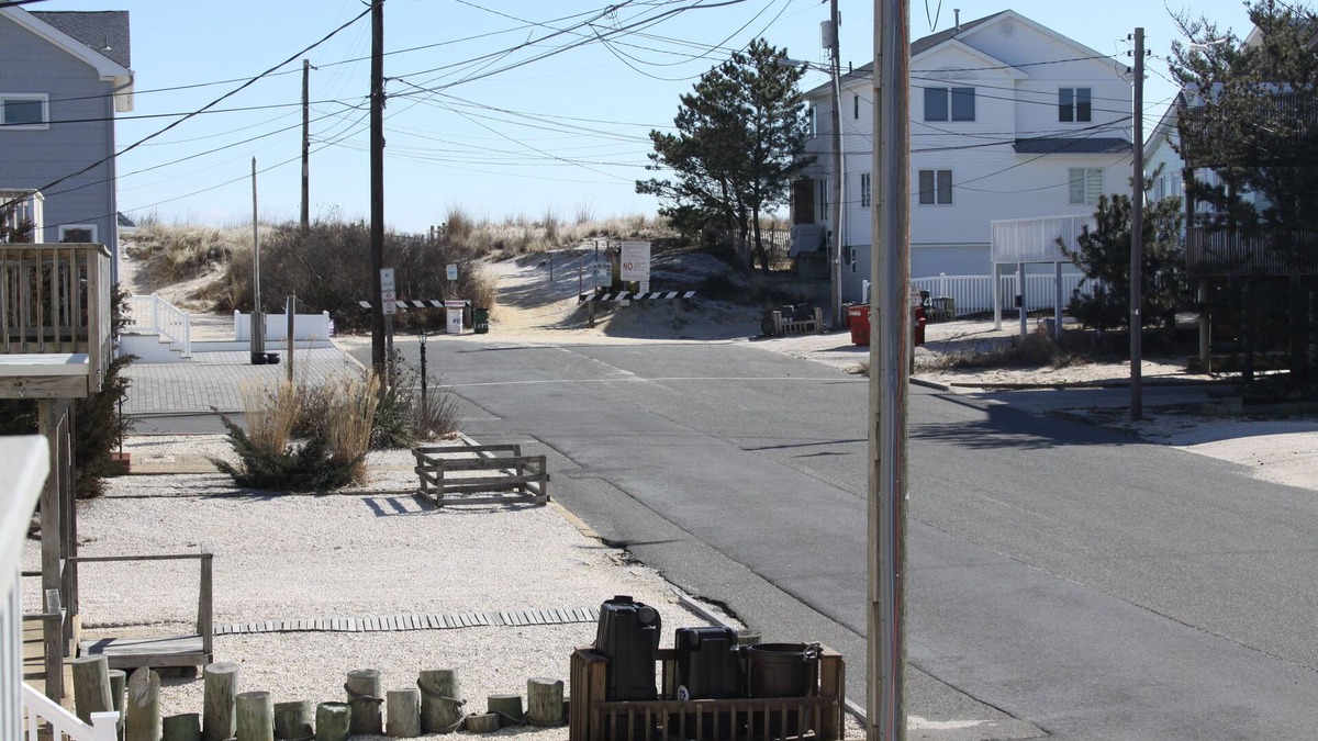 Surf City House | Enjoy Family Memories - Great Outdoor Decks And Backyard; A Few Houses To Beach