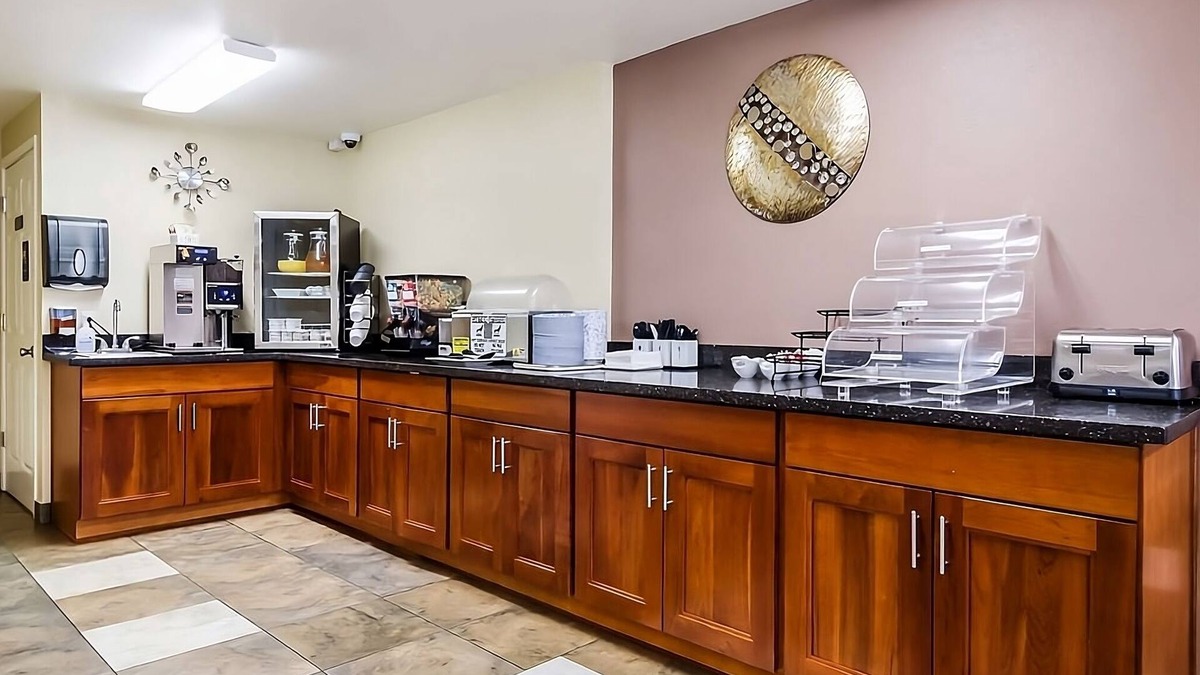 Aberdeen Hotel | Enjoy Free Breakfast! Also Comes w/Free Parking, Pet-friendly Property!