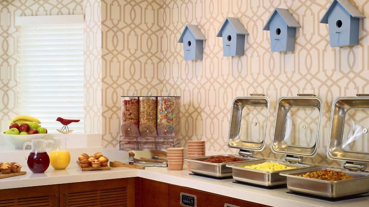 Monmouth Junction Hotel | Enjoy Free Breakfast and Outdoor Pool! Ideal Family Stay in Princeton!