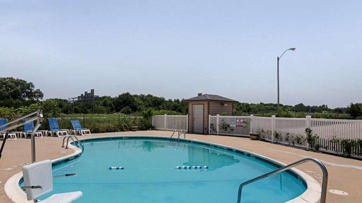 Van Buren Hotel | Enjoy Free Breakfast at Charming Inn in Van Buren | 2 Affordable Rooms