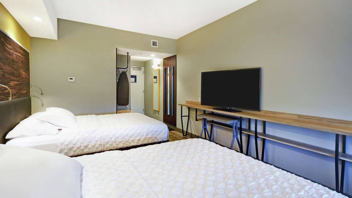 Portland House | Enjoy Free Hot Breakfast & Pet-Friendly Rooms next to the Airport - 3 Units