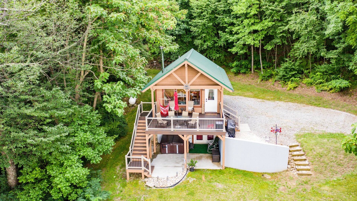Amherst Cabin | ENJOY HOT TUB & MOUNTAIN VIEWS