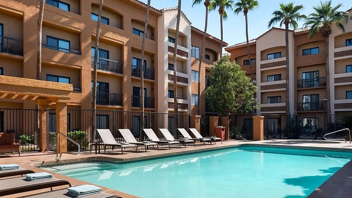 Camelback East Hotel | Enjoy in Phoenix, Pets are Allowed, Free Parking, with Pool, Near Colter Park!