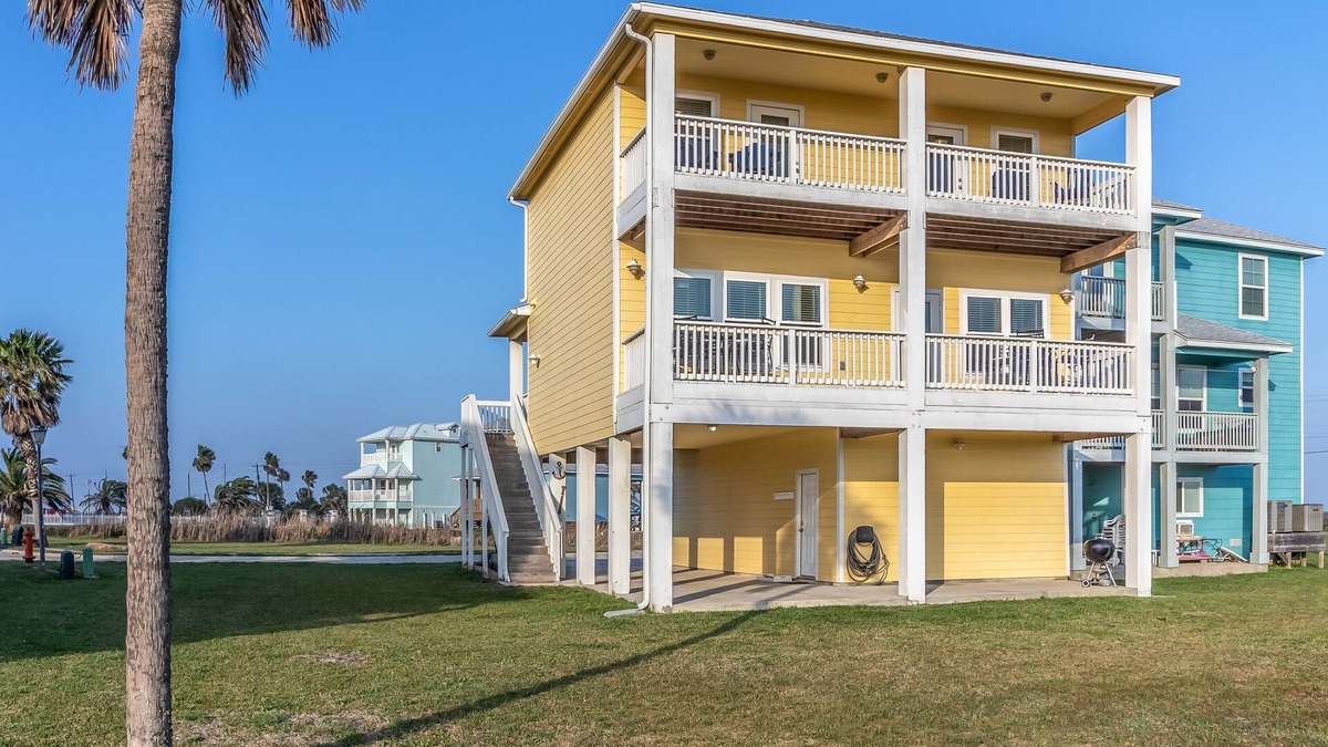 Bella Vista House | Enjoy Island & Ocean Views with the Luxury of Two Master Suites.