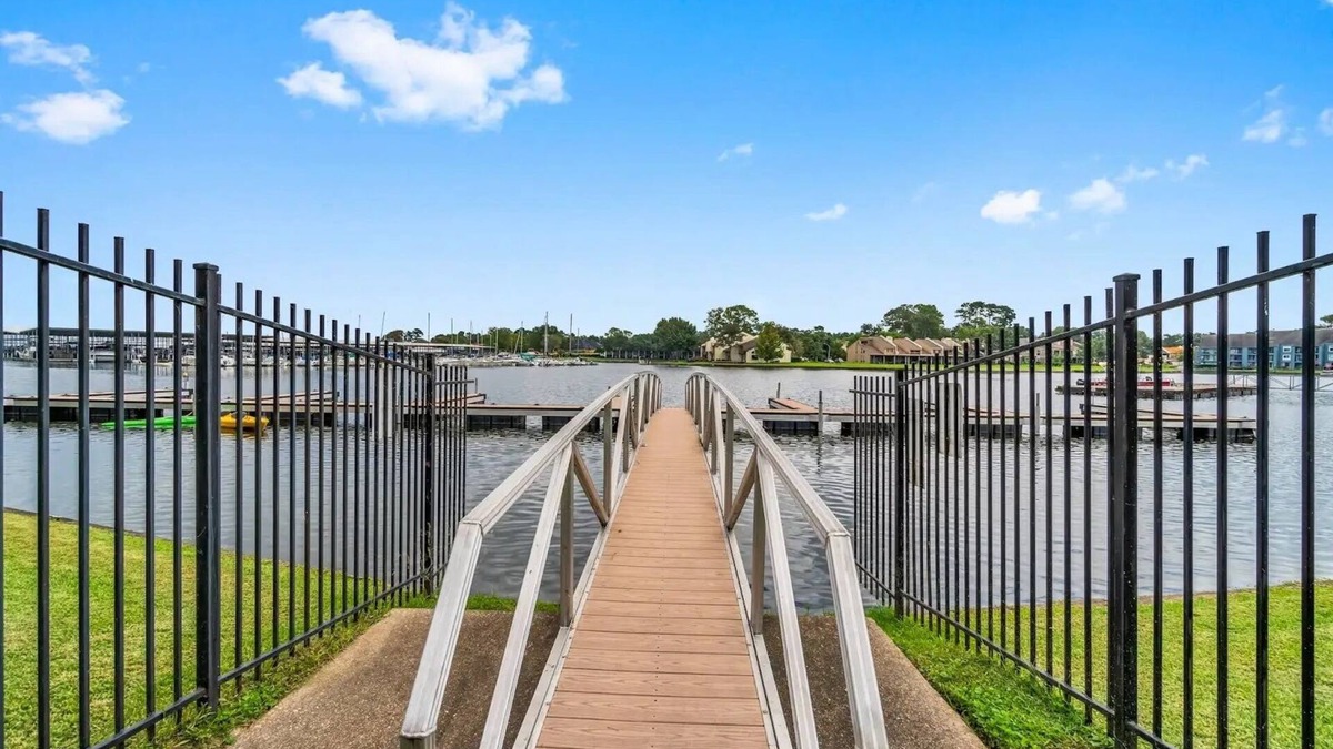Walden on Lake Conroe Condo | Enjoy Lake Conroe 2/2 Waterfront Condo-Country Club Amenities