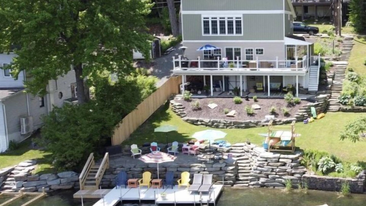 Brackney House | Enjoy lake life at this year round home with private dock