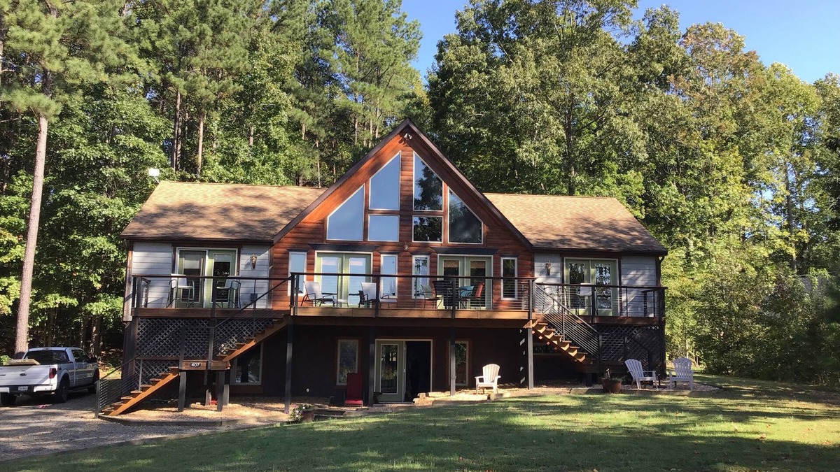 Mineral House | Enjoy lake life FREE kayak and canoes. Relax at this family friendly lake house.