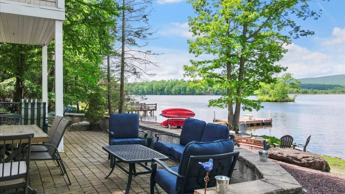 Drums House | Enjoy lakefront comfort and beauty of all the seasons near the Poconos!
