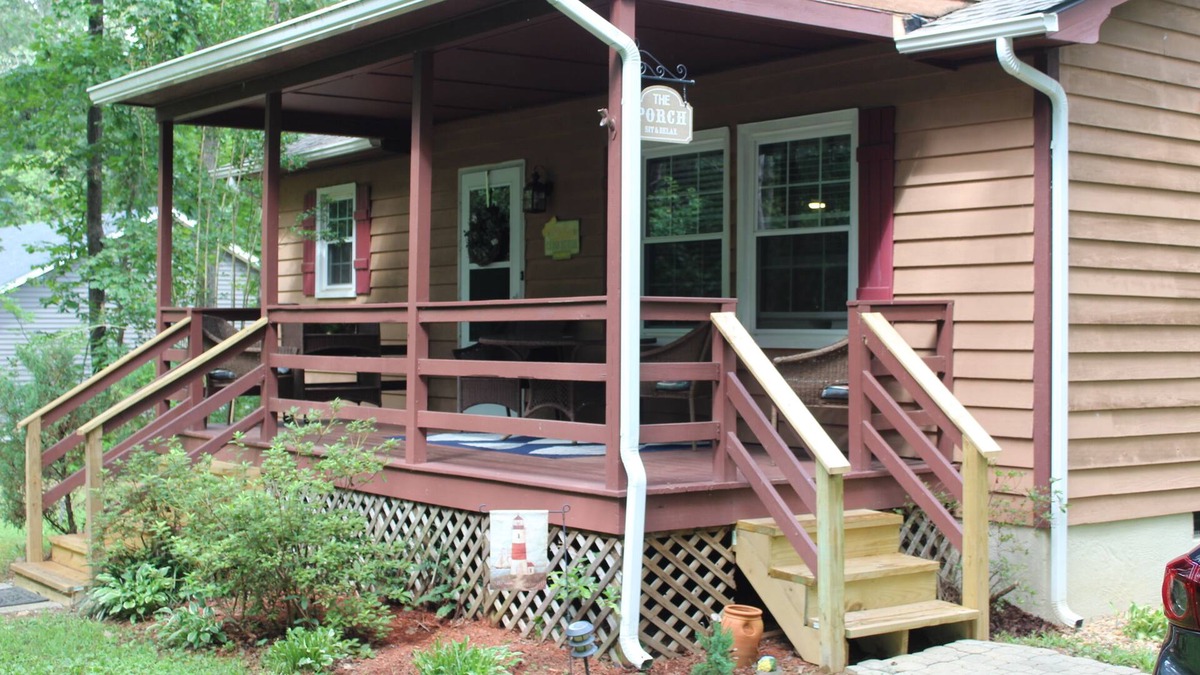 Mineral Cottage | Enjoy lazy lake days in this cozy cottage at Lake Anna