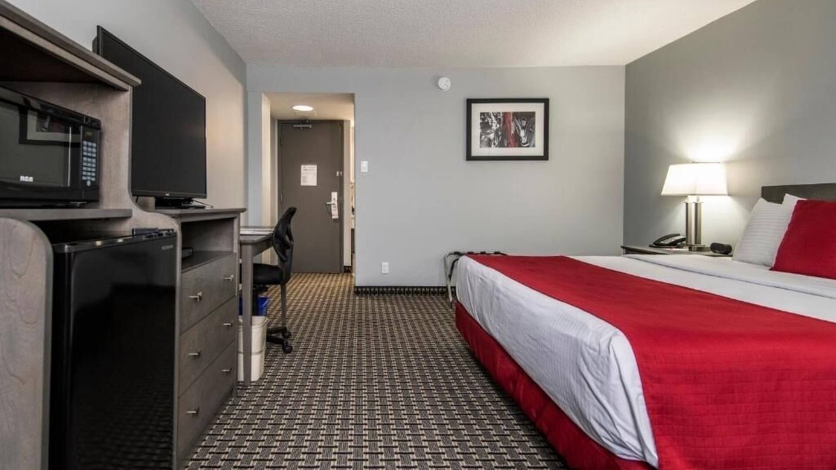 Grande Prairie House | Enjoy Modern Comfort in Clean Room, Steps from Majors Restaurant