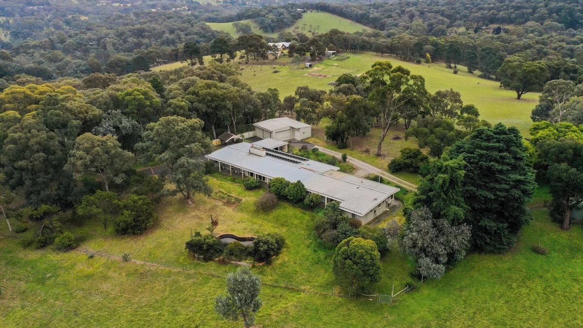 Melbourne Hostel | Enjoy Nature at Modern Diamond Creek Farmhouse